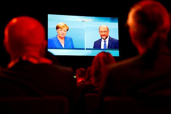 Almanya, Erdoğan'ı kendi içişlerine karışmakla suçlarken Merkel ve Schulz kanadından Türkiye'nin Avrupa Birliği'ne üyeliği karşıtı açıklamalar geldi.