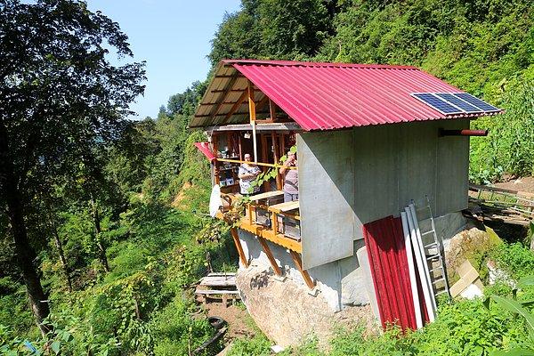 Kayanın üst kısmını düzleştirmek için önce yontan ve ardından üzerine tuğla ören Eren, 16 metrekarelik bu evi 2 yıllık çalışma sonucu tamamladı 👇