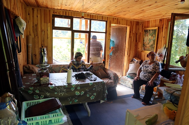 Evin üzerine kurduğu güneş panellerinden elektrik üreten Eren, tüm elektrikli ev aletlerini de bu sayede çalıştırıyor.