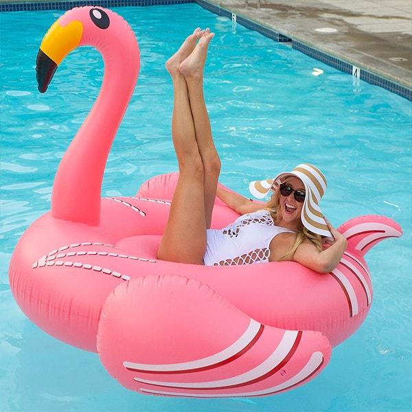 16. Yazın havuzda üstüne binmeden fotoğraf çektirilmediği taktirde tatili geçersiz kılan şişme flamingo