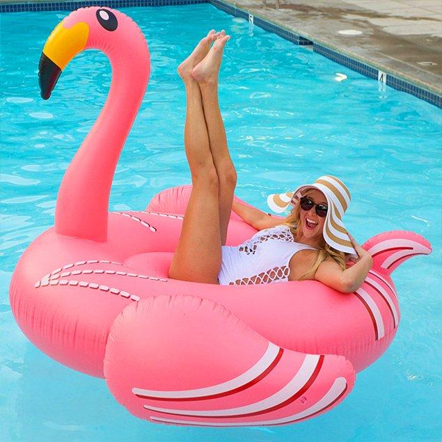 16. Yazın havuzda üstüne binmeden fotoğraf çektirilmediği taktirde tatili geçersiz kılan şişme flamingo