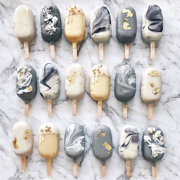 7. Как правило, они имеют форму обычного круга, формируются как маленькие шарики, прикрепленные к верхушкам конфетных палочек.