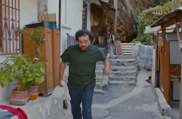 Maaş kartını aldı, kaçtı Fikri. Kıvır kıvır saçları tam yolunmalık.