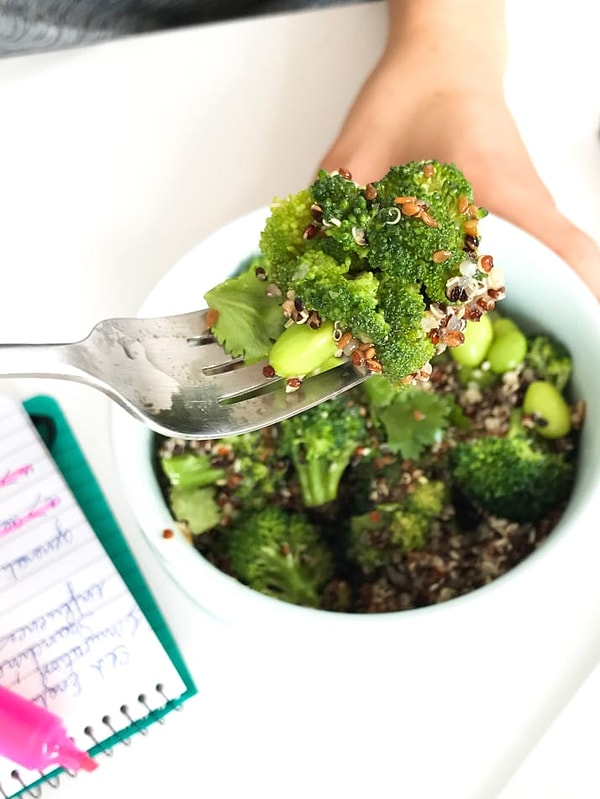 Все, что осталось сделать, — просто перемещать и добавить винегретного соуса (по желанию)