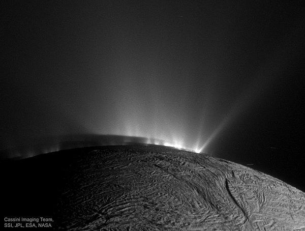17. Enceladus'un Üzerinde Yaşama İmkan Veren Duman Bulutları