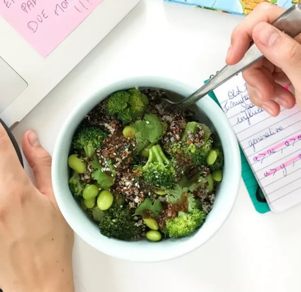 1. Брокколи с киноа и зелеными соевыми бобами