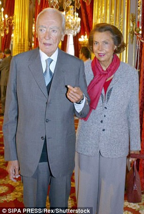 2002 yılında Liliane ve eşi Andre (solda), 2011 yılında Liliane kameraya poz veriyor.