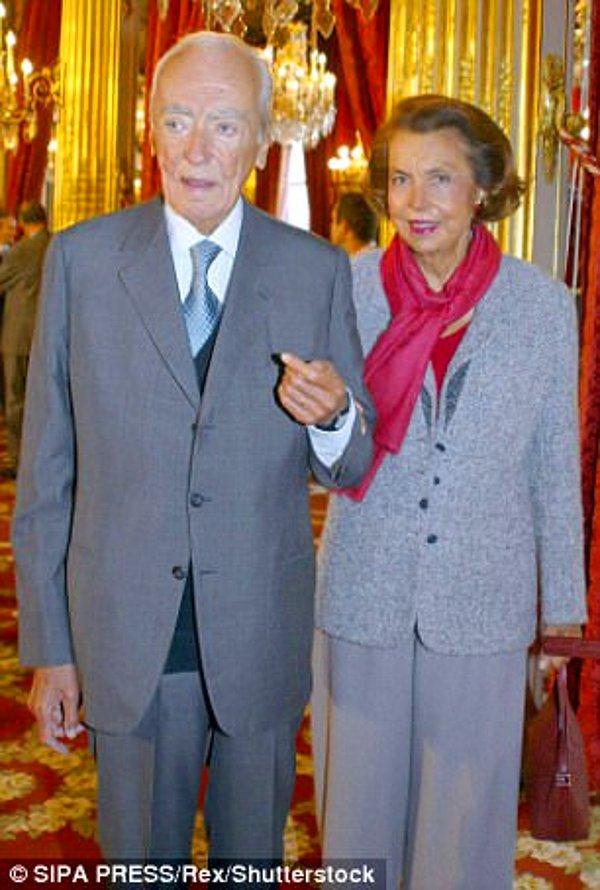 2002 yılında Liliane ve eşi Andre (solda), 2011 yılında Liliane kameraya poz veriyor.