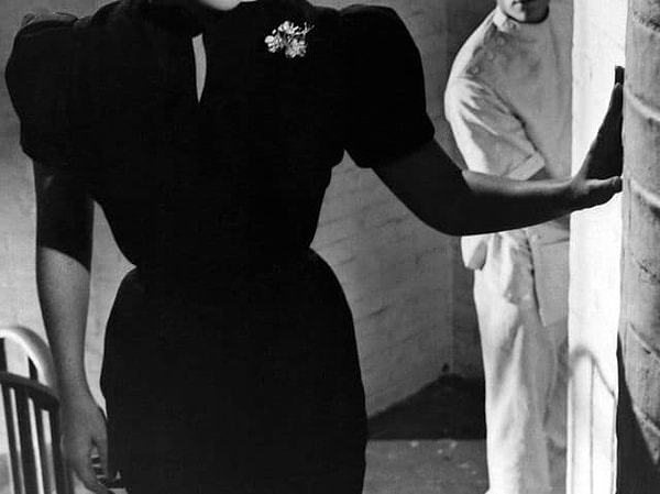 3. А кто носил это классическое сдержанное платье?