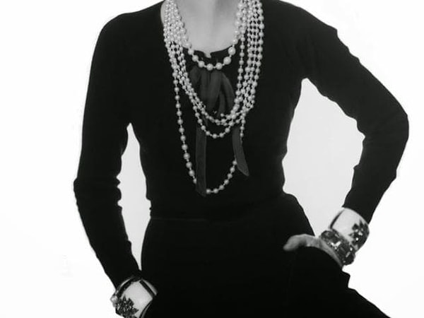 6. Кто носил это платье в комплекте с жемчужными бусами?