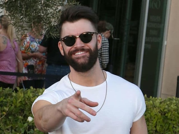 2. Этот мачо определённо...