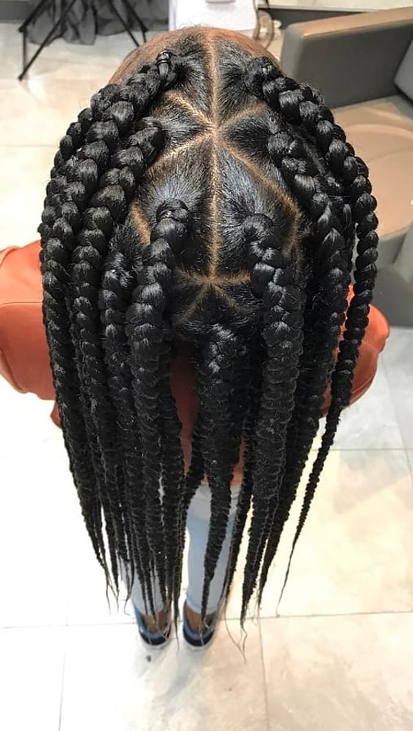 8. В этом геометрически совершенном произведении искусства ясно видны тщательный уход за собой и любовь к непослушным от природы волосам❤️