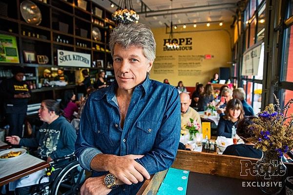 4. Bon Jovi'nin, fiyatları belli olmayan yemeklerden oluşan bir restoranı vardır; burada insanlar ne isterlerse onu öderler.