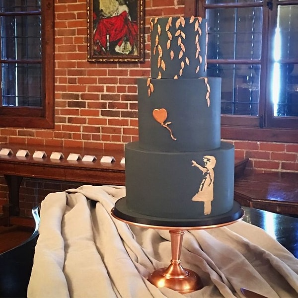 3. "Бриттани и Адам не побоялись цвета, который я обожаю, - рассказывает Бейли. - Они видели торт, который я делала в тот момент (это был древесный уголь с медью и листьями), поэтому мы подумали, что будет здорово сделать некий гибрид."