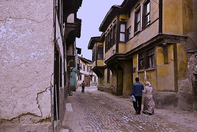 12. Germiyan Sokağı içindeki asırlık evlerin yanından geçerken nerede olduğunu unuttuğun dakikaları yaşamak.