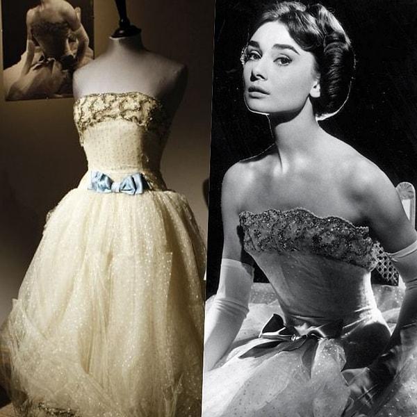 Koleksiyondaki büyüleyici elbiselerden biri, Audrey Hepburn'ün 1956 yılında "Love in the Afternoon" filminde giydiği Givenchy imzalı bu elbise.
