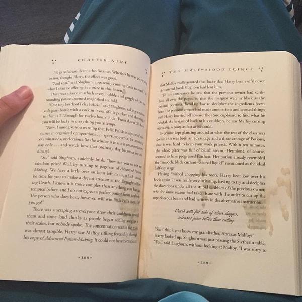 7. Bunu hepimiz yaptık herhalde: Üstünüze bir battaniye, elinize güzel bir kitap ve biraz da kahve alırsınız, sonra o kahve kitaba dökülür.