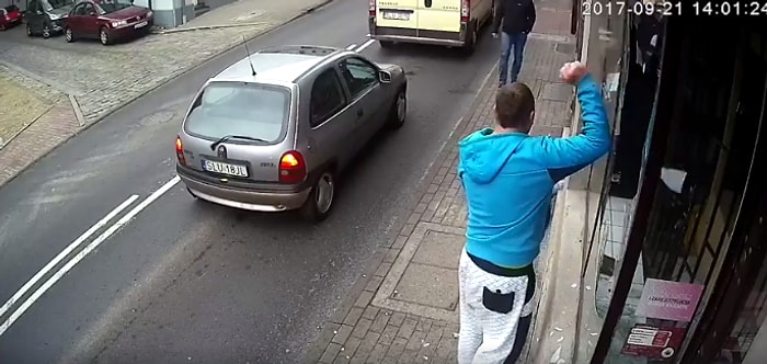 Dükkan Camlarını İndiren Vandal, Anında İşleyen Karmayla Dumura Uğradı!