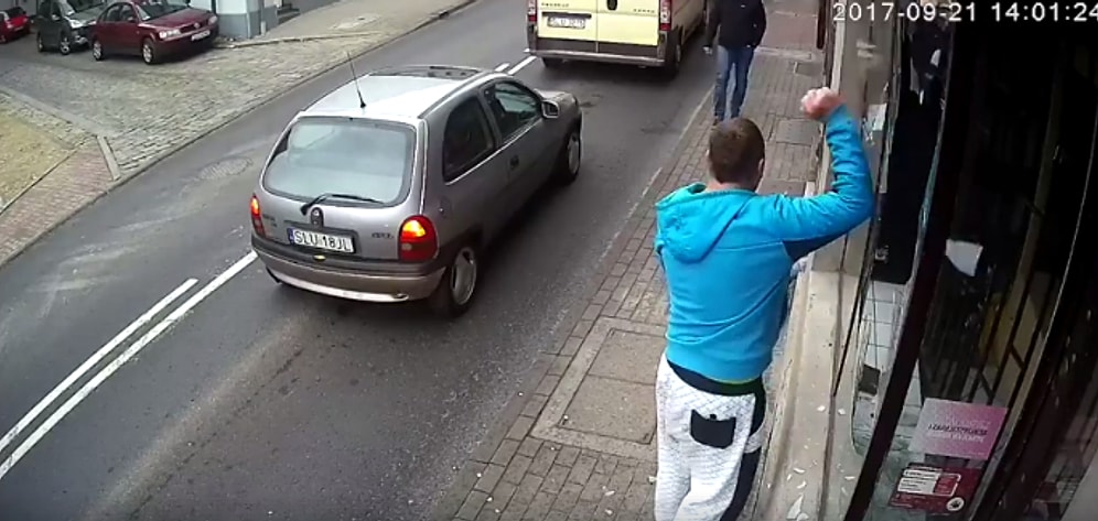 Dükkan Camlarını İndiren Vandal, Anında İşleyen Karmayla Dumura Uğradı!