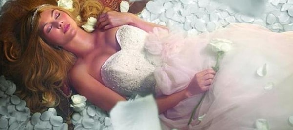 Вам подойдет восхитительное платье Спящей красавицы!