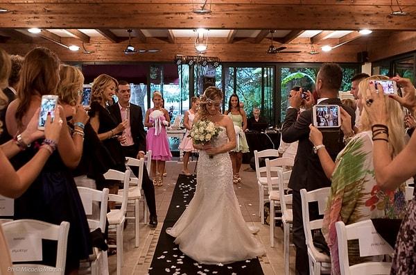 İtalya'nın Lissona kasabasında spor eğitmenliği yapan 40 yaşındaki kadın kendisiyle evlendiği düğünün fotoğraflarını Facebook'ta paylaşınca...