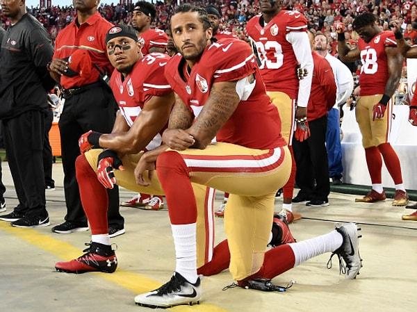 Amerikan futbolu oyuncusu Colin Kaapernick, geçtiğimiz yıldan beri Amerika'nın ulusal marşında diz çökerek ırkçılığı protesto ediyor.