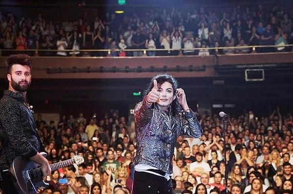 MJ'i canlandırarak dünyayı dolaşıyor, dans ediyor, şarkı söylüyor ve tabii ki ünlü pop efsanesinin en efsanevi pozlarını sergiliyor.