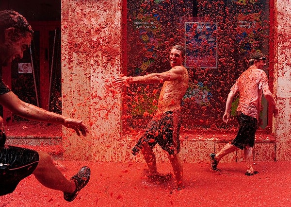 Битва длится один час и завершается снова звуком петарды, но за этот час "томатные солдаты" уничтожают около 150 тонн помидоров.