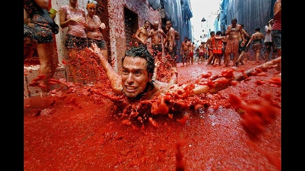 Тем не менее мэр города объяснил каналу ВВС: "Помидоры для "La Tomatina" были в основном гнилыми. И это понятно, ведь мы бы скорее использовали их, чтобы сделать новый гаспачо".