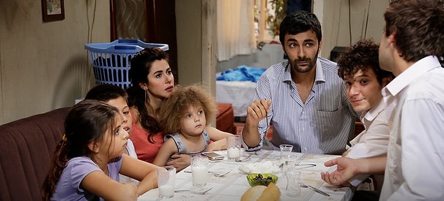 Filiz gidince çocukların başında kalan Tülay, herhalde on yıl çocuk yapmak istemez...