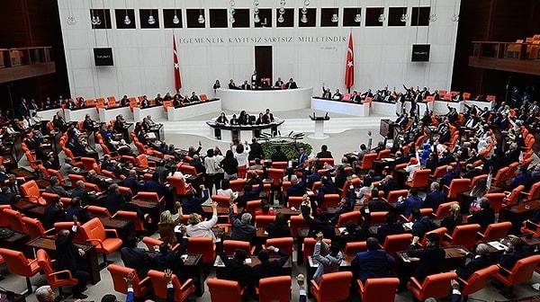 Kesin olmayan sonuçlara göre AK Parti 293, CHP 146, HDP 67, MHP 50, İYİ Parti 44 milletvekili ile TBMM'de temsil edilecek.