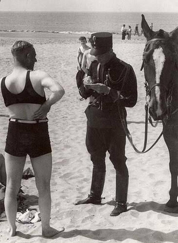 2. Plajda düzgün giyinmediği için polisin ceza kestiği Hollandalı adam, 1937.