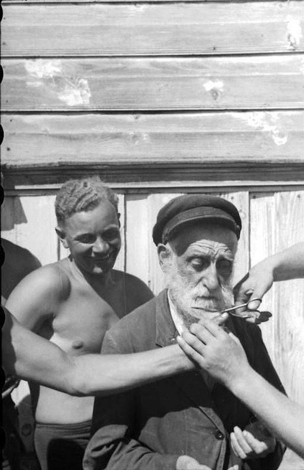 7. Alman askerleri yaşlı bir Yahudi'nin sakallarını keserken.