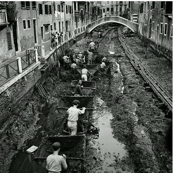 8. Venedik'teki kanallardan biri temizlenirken, 1956.