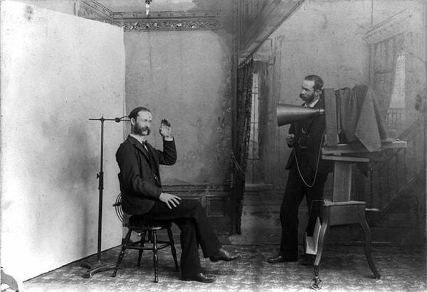 9. Tarihteki ilk selfie'lerden biri. Fotoğrafçı stüdyoda kendi fotoğrafını çekerken, 1893.