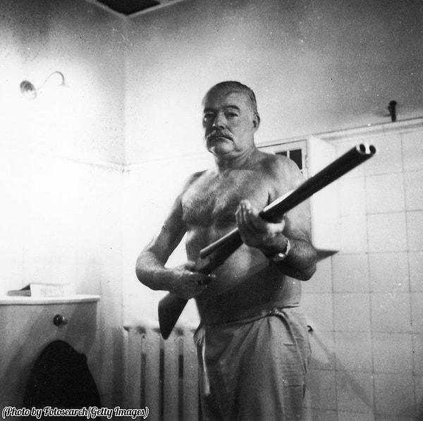 19. Tüfeğiyle poz veren Ernest Hemingway, 1950 civarı.