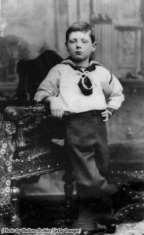 23. 7 yaşındayken dahi klasikleşmiş postürünü takınan Winston Churchill. 1881.