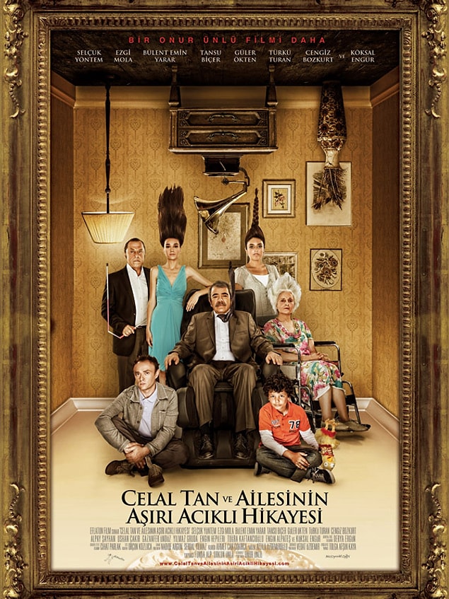 Çerçeveletilmiş film afişleri ve "Celal Tan ve Ailesinin Aşırı Acıklı Hikayesi".