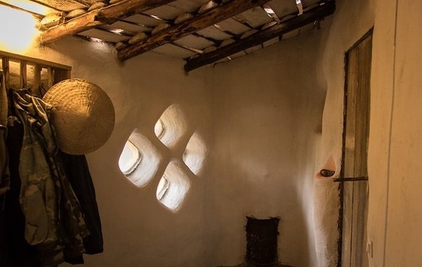 5. Рядом с домом находится карьер, где и добывают материалы для стен, - глину и песок, а третий ингредиент - солому, покупают.