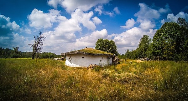 8. Всего затраты на строительство такого экодома составили 1100 долларов! Весьма бюджетно, не так ли? В перспективах у Евгения создать в этом месте настоящее поселение хоббитов, состоящее из нескольких домов. Но в одиночку он браться за такой финансово затратный проект не желает. Быть может, вы хотите стать единомышленником? Пишите в комментариях! 😊