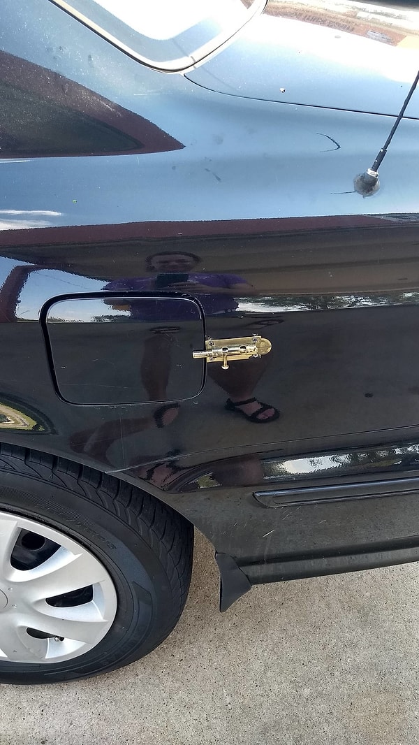 6. Не закрывается дверка бензобака? Зачем ехать в сервис, когда можно просто поставить щеколду?