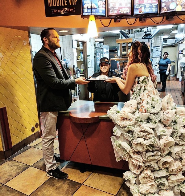 13. Эта девушка сделала себе платье из оберток для буррито