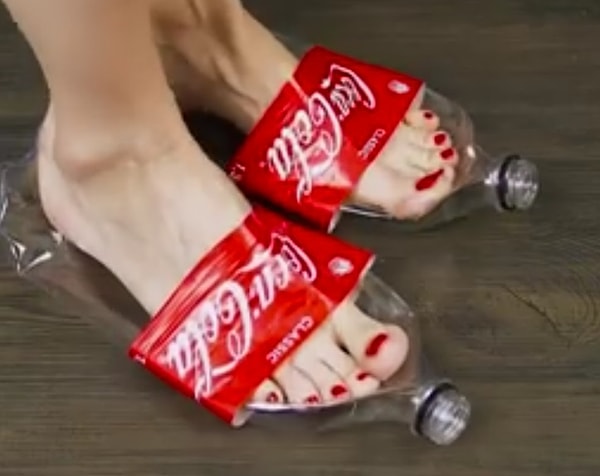 7. Ой, вы посмотрите, она еще и ногти в цвет этих "тапочек" накрасила