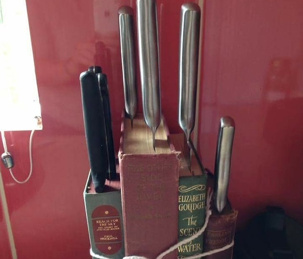 12. Такую подставку для ножей мог изобрести либо очень креативный человек, либо тот, кто ненавидит книги всей душой