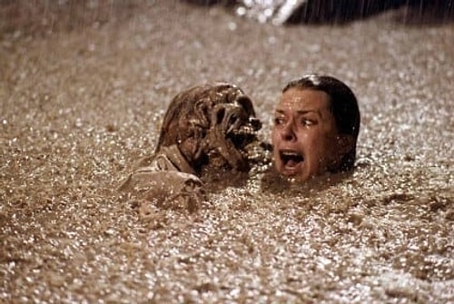 Poltergeist (Kötü Ruh) filminde havuz sahnesinde gördükleriniz gerçek insan iskeletiydi.