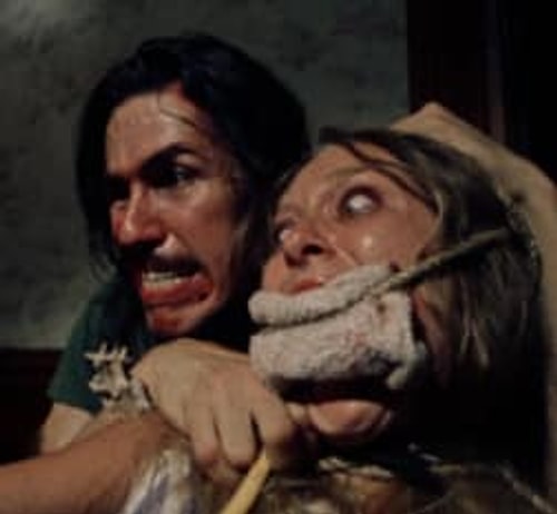 Teksas Katliamı filminin orijinal versiyonunda deri yüzü oynayan Gunnar Hansen, yanlışlıkla kadın oyuncu Marilyn Burns'ün parmağını kesmişti.