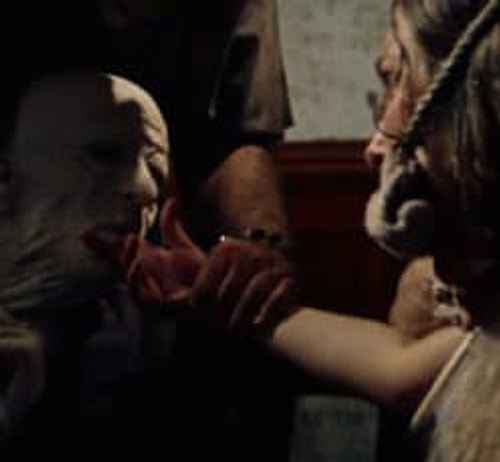 Teksas Katliamı filminin orijinal versiyonunda deri yüzü oynayan Gunnar Hansen, yanlışlıkla kadın oyuncu Marilyn Burns'ün parmağını kesmişti.