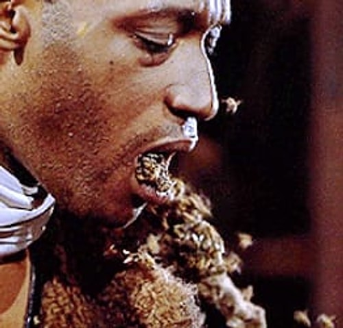 Şeker Adamın Laneti'nde, oyuncu Tony Todd bir sahnede ağzını gerçek arılarla doldurdu.