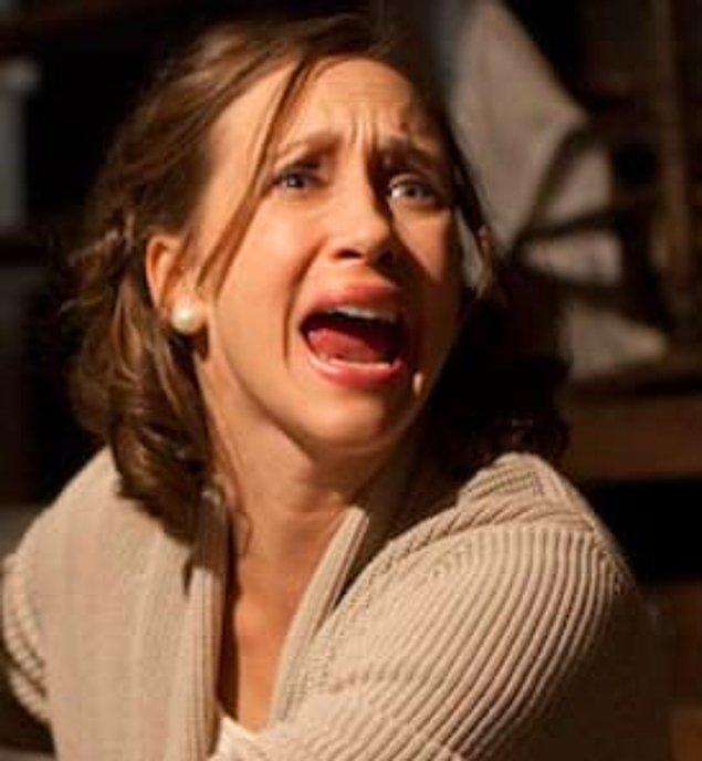5. Korku Seansı filminin çekimlerinde birinci günü sonrasında oyuncu Vera Farmiga cildi üzerinde neden olduğu bilinmeyen 3 tırmalama iziyle uyandı.