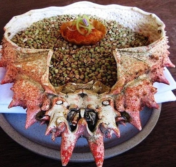 1. Пользователи Reddit были озадачены тем, что именно нужно было съесть в этом блюде, но предположили, что это крошечное пятно оранжевого слизи, расположенное на гречневой подложке в выдолбленной раковине краба.